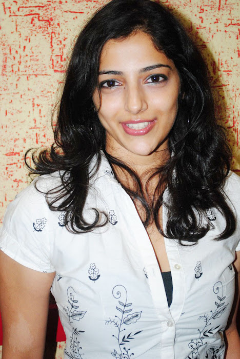 2011 sweet girls nishanthi evani at bakersinn launch in hyderabad in beuatifull tight fit jeans actress pics